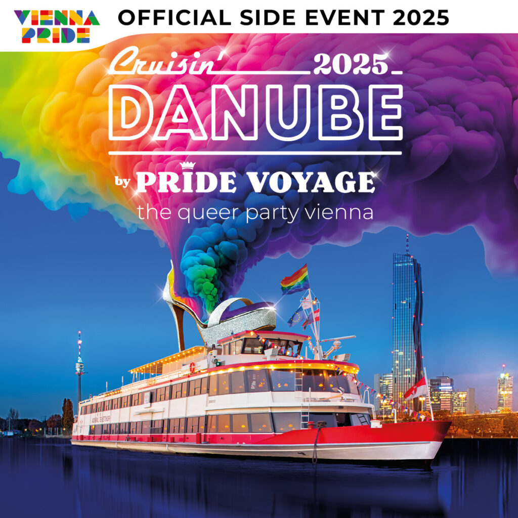 Partyboot bei Nacht mit Regenbogenschuh und Pride-Rauch über Wien – Veranstaltung »Cruisin’ Danube 2025« der Pride Voyage