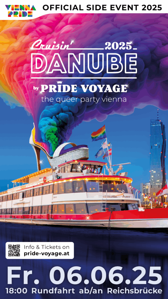 Partyboot bei Nacht mit Regenbogenschuh und Pride-Rauch über Wien – Veranstaltung »Cruisin’ Danube 2025« der Pride Voyage